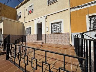 Maison à Calle onésimo redondo 6. Casa reformada grande con patio, buhardilla, porche muy equipada