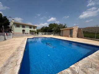 Chalet en Avenida plaza de toros 7b. ?? propiedad única: tres accesos, finca productiva con pantano.