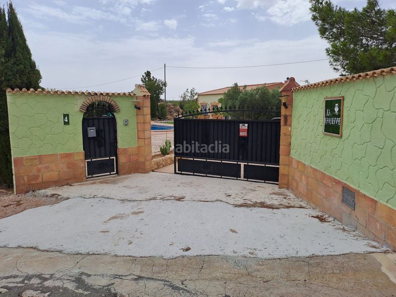 Foto a538a048-a28d-4669-8fc2-010a2adafcf7. Xalet amb xemeneia aparcament piscina a Calasparra