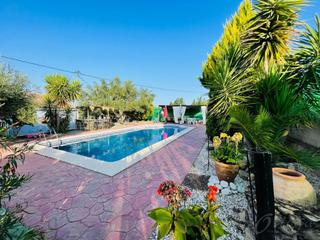 Chalet à Cehegín. Se vende chalet con piscina, nave con posibilidad segunda vivien