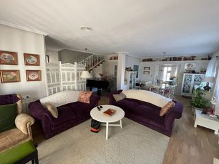Chalet en Calle reina sofía 15. Fantástico chalet pareado con piscina.