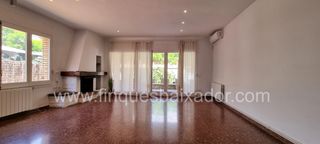 Rent House  Passeig garbí. ¡finques baixador presenta esta casa a 4 vientos en la playa!