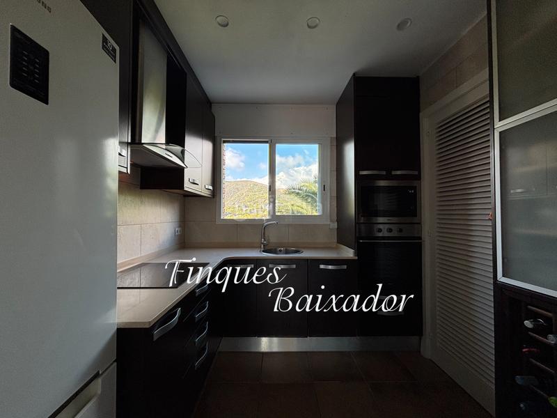 Foto 5c5704cd-bdf9-43ed-8348-863efe76cc6a. Alquiler piso ¡precioso piso de 2 habs. con impresionantes vistas al mar y montaña! en Castelldefels