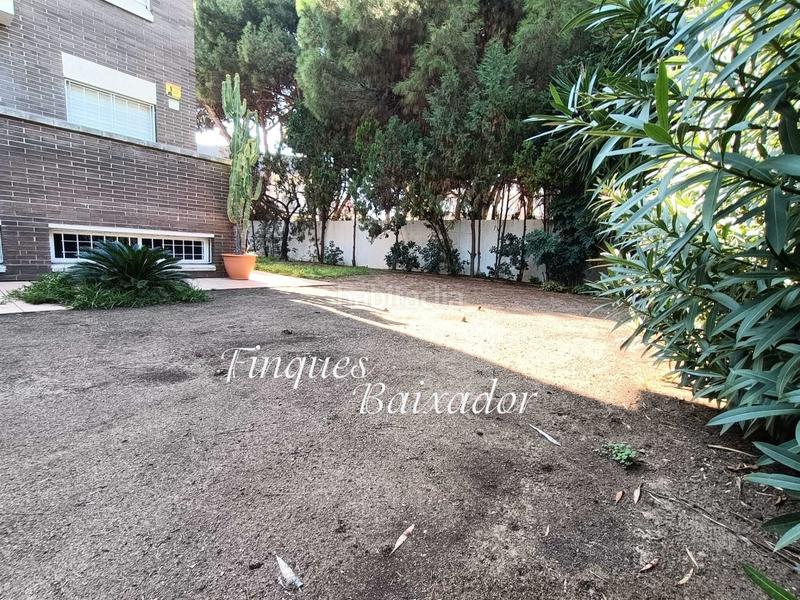 Foto 01c37093-d306-45e8-a88a-a01626889aac. Casa adossada amb xemeneia calefacció aparcament piscina a Castelldefels