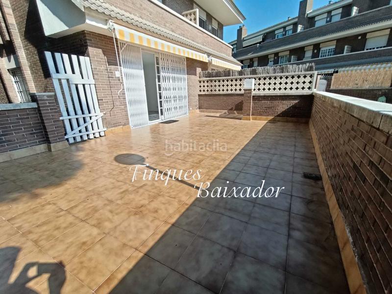 Foto 0ae66bde-9c07-4ef1-9eb5-55b886b72f24. Casa adossada amb xemeneia calefacció aparcament piscina a Castelldefels