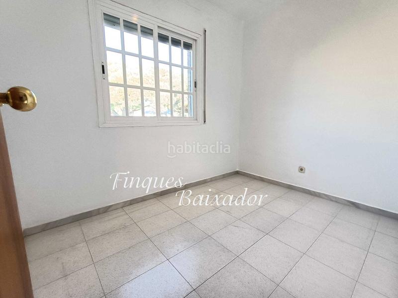 Foto 121033be-1c0a-492f-bbec-e3cd5c92e464. Casa adossada amb xemeneia calefacció aparcament piscina a Castelldefels