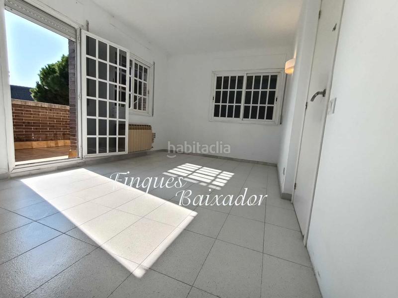 Foto 391cf701-28ef-4bc3-8e6f-9eaa54b51565. Casa adossada amb xemeneia calefacció aparcament piscina a Castelldefels