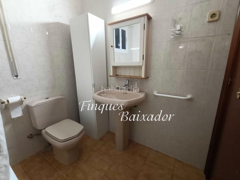 Foto 438a4d8b-1282-4e03-be5e-b158e4ee88fe. Casa adossada amb xemeneia calefacció aparcament piscina a Castelldefels