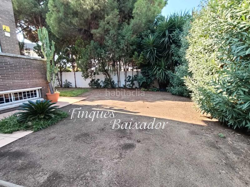 Foto 4ec1806a-776b-4530-a099-b468f53099f2. Casa adossada amb xemeneia calefacció aparcament piscina a Castelldefels