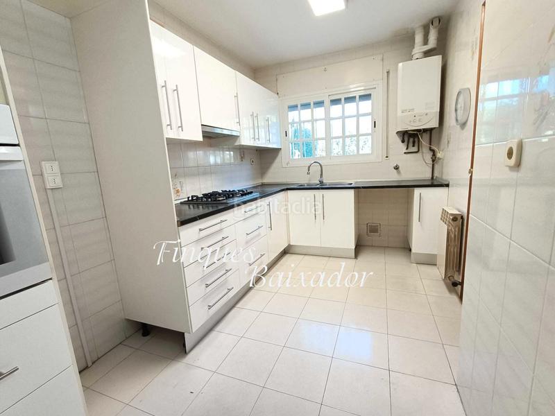 Foto 5d94425a-4d88-43d4-ad43-d41f4177766b. Casa adossada amb xemeneia calefacció aparcament piscina a Castelldefels