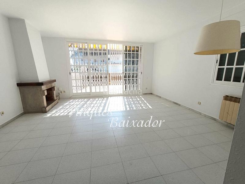 Foto 5e865227-aad4-4497-bb7a-5e8cf5624133. Casa adossada amb xemeneia calefacció aparcament piscina a Castelldefels