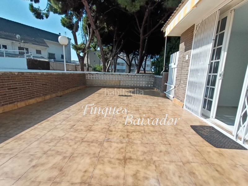 Foto 6648c95d-73d1-4fdd-af72-64c6b82764c4. Casa adossada amb xemeneia calefacció aparcament piscina a Castelldefels