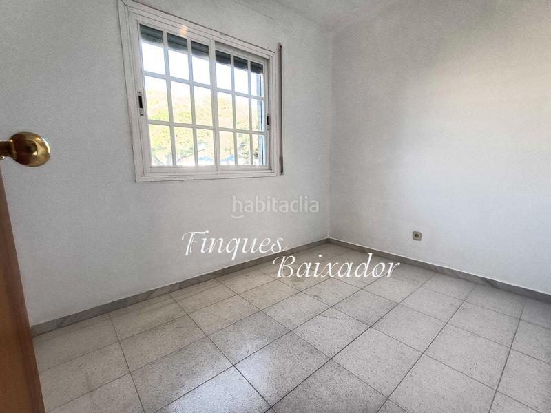 Foto 66f2577d-4bf2-4f72-a0e4-6f44e65d15e0. Casa adossada amb xemeneia calefacció aparcament piscina a Castelldefels