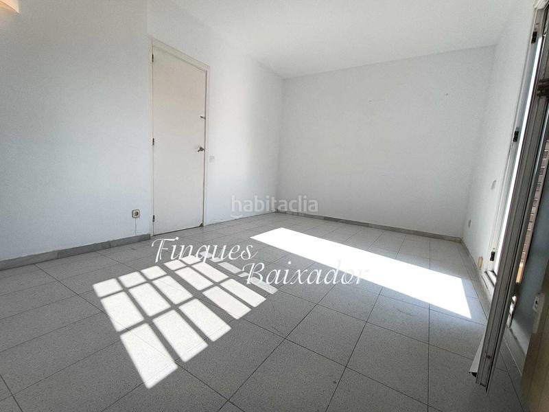 Foto 6a39cd03-d425-40aa-a87b-0852c29b02b3. Casa adossada amb xemeneia calefacció aparcament piscina a Castelldefels