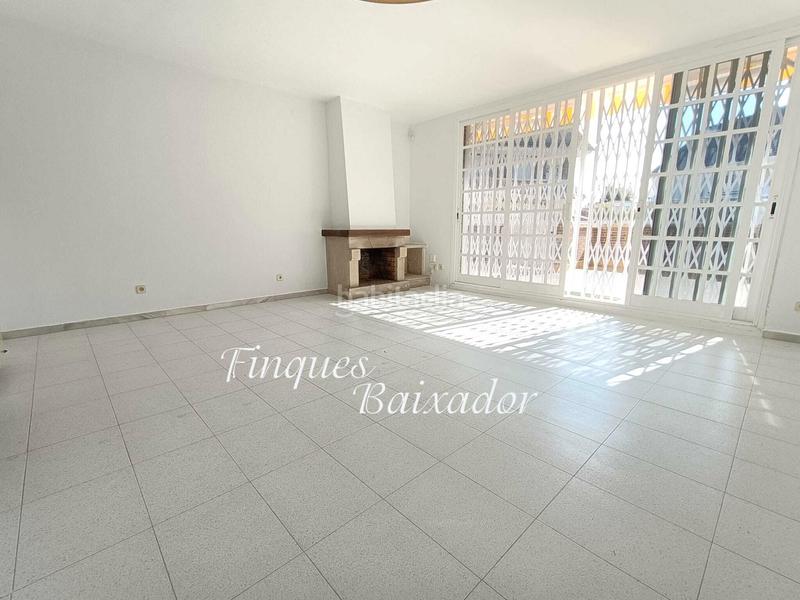 Foto 6d396aa0-3fcd-4c6b-9409-58f602fedb04. Casa adossada amb xemeneia calefacció aparcament piscina a Castelldefels