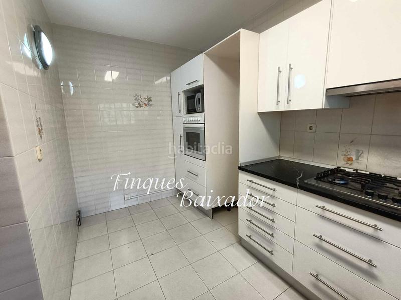 Foto 6fdfe001-b959-455d-8615-520bc47d62b0. Casa adossada amb xemeneia calefacció aparcament piscina a Castelldefels