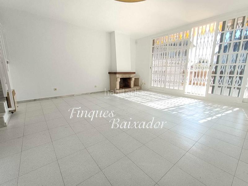 Foto 703af9e4-6445-489a-b519-ea53095052f9. Casa adossada amb xemeneia calefacció aparcament piscina a Castelldefels