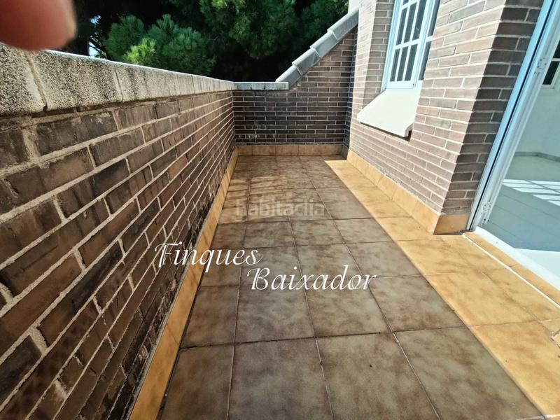 Foto 716417ec-d490-4868-ad60-3d119ab9cd6f. Casa adossada amb xemeneia calefacció aparcament piscina a Castelldefels