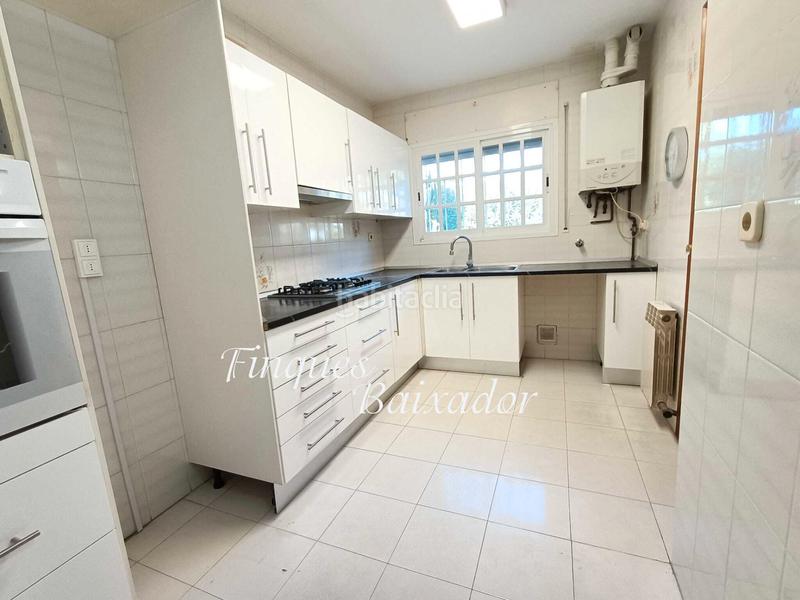 Foto 723bade4-74a3-4645-b91b-57843eba2399. Casa adossada amb xemeneia calefacció aparcament piscina a Castelldefels