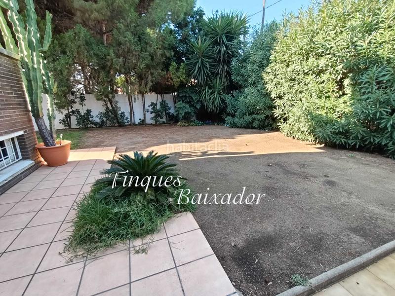 Foto 77aea1b6-d9f7-4399-ac1b-5946486ef1b2. Casa adossada amb xemeneia calefacció aparcament piscina a Castelldefels