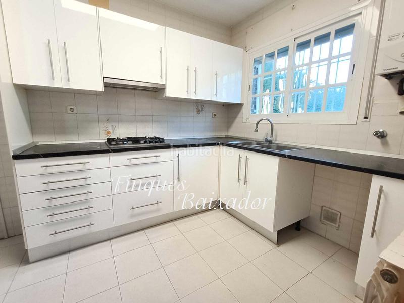 Foto 80d5e6ba-0044-4a22-9b62-2bb0ff008829. Casa adossada amb xemeneia calefacció aparcament piscina a Castelldefels