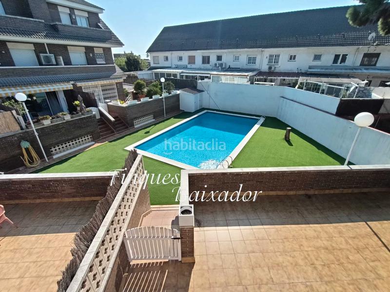 Foto 85d2bae9-1fc4-433d-a4fb-412c7bc05188. Casa adossada amb xemeneia calefacció aparcament piscina a Castelldefels