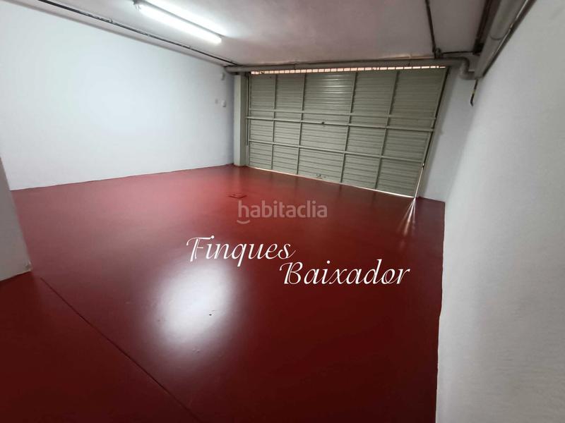 Foto 8e2c8427-daec-4d67-aa41-e635ed8565d0. Casa adossada amb xemeneia calefacció aparcament piscina a Castelldefels