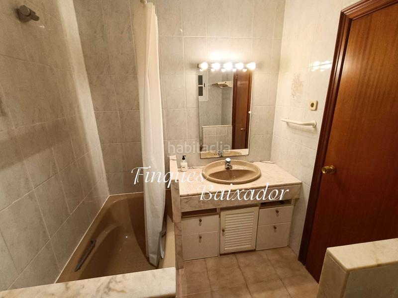 Foto a25ca92b-321a-4082-adf7-1037bc1a5f6a. Casa adossada amb xemeneia calefacció aparcament piscina a Castelldefels