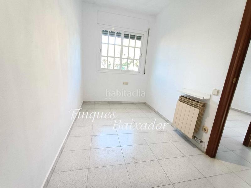 Foto a4d4cf10-1b0e-4f6e-a3a5-fb8595637d18. Casa adossada amb xemeneia calefacció aparcament piscina a Castelldefels