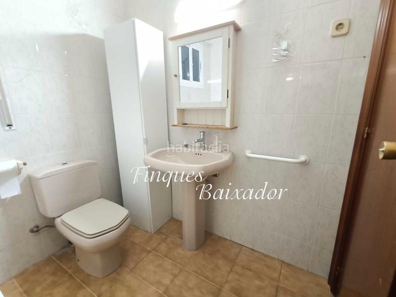 Foto a9fae0d2-0dad-47f1-94fc-952e90f1c277. Casa adossada amb xemeneia calefacció aparcament piscina a Castelldefels