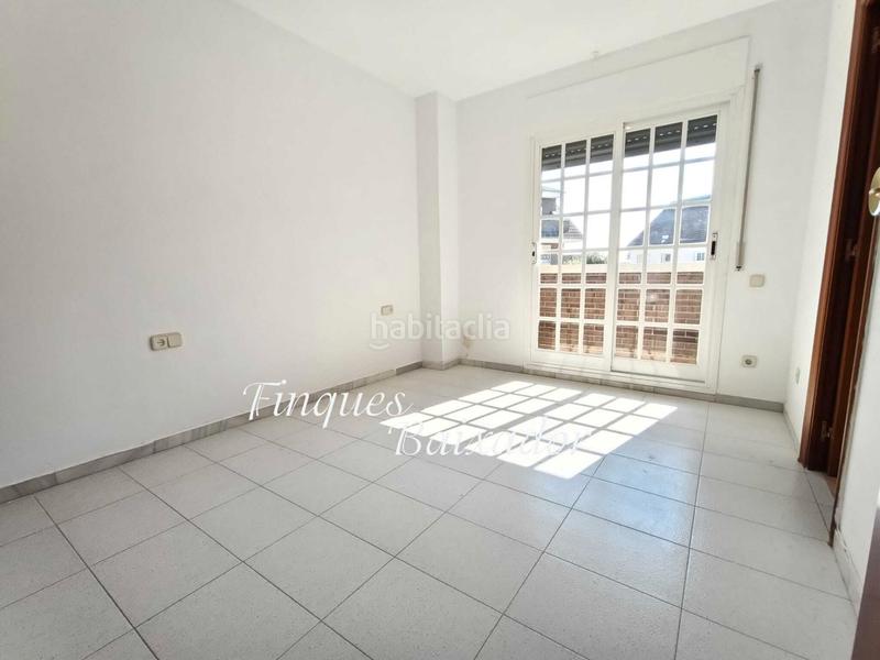 Foto bda2f31d-1010-4382-aab2-f1353ca4ef5d. Casa adossada amb xemeneia calefacció aparcament piscina a Castelldefels