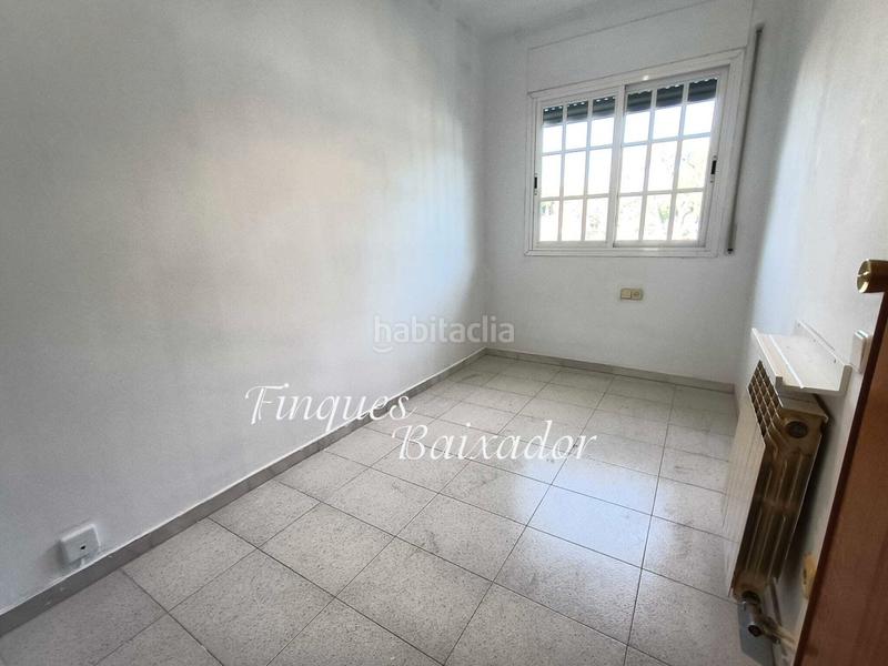 Foto bdaebbbe-f134-4dd8-854a-cb7800dd552b. Casa adossada amb xemeneia calefacció aparcament piscina a Castelldefels