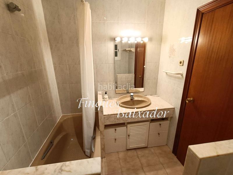 Foto c24ed2ba-112d-44dd-afc3-932b84ee22aa. Casa adossada amb xemeneia calefacció aparcament piscina a Castelldefels