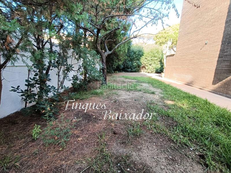 Foto c2f70cbd-3fa4-4db2-9a77-7234d97da80b. Casa adossada amb xemeneia calefacció aparcament piscina a Castelldefels