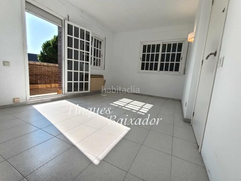 Foto c4bd7311-5cf3-4280-8078-30d232b94dab. Casa adossada amb xemeneia calefacció aparcament piscina a Castelldefels
