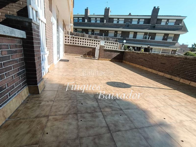 Foto c857cce4-d666-4fdd-a242-a0fed936cf87. Casa adossada amb xemeneia calefacció aparcament piscina a Castelldefels