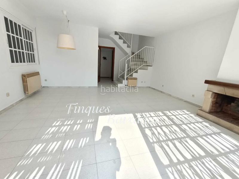 Foto c9171f39-0b50-43d7-aeb2-ba2cd2bfe72d. Casa adossada amb xemeneia calefacció aparcament piscina a Castelldefels