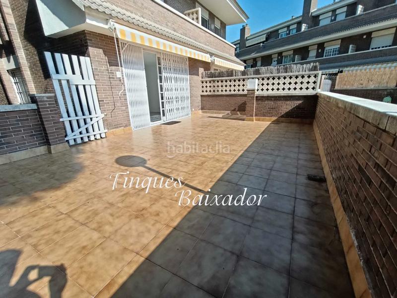 Foto cf5a22d2-4511-4f90-af68-1440019d1ad1. Casa adossada amb xemeneia calefacció aparcament piscina a Castelldefels