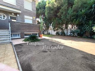 Maison jumelée à La Pineda. ¡casa adosada esquinera con jardin y piscina comunitaria!