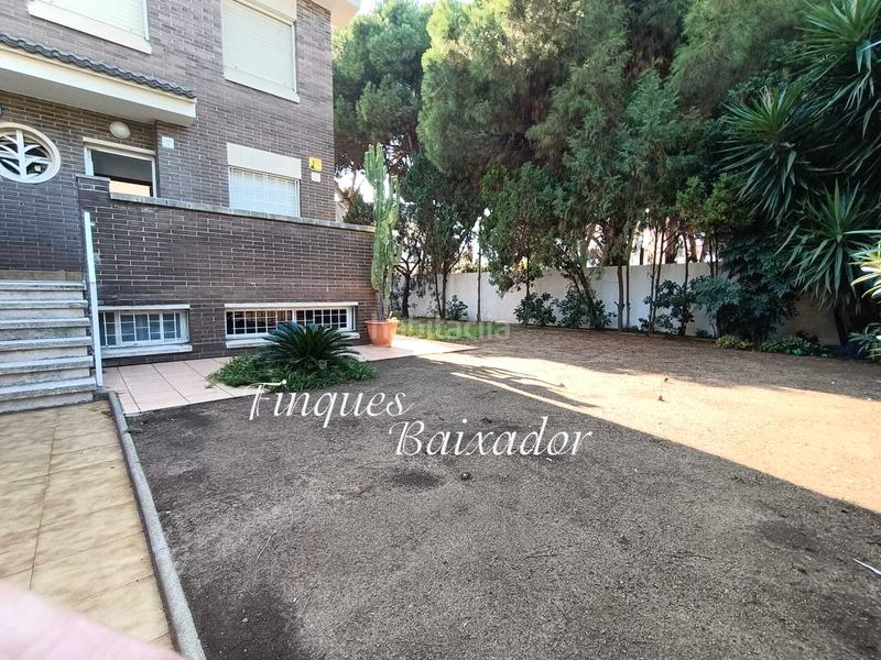 Foto d3eadbea-a8c2-4a70-b6c8-a6bb58e5c7e1. Casa adossada amb xemeneia calefacció aparcament piscina a Castelldefels