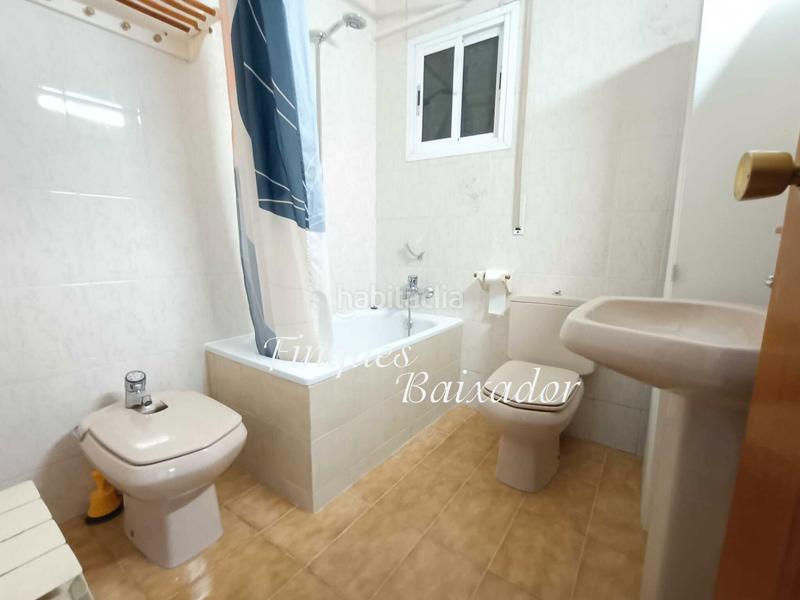 Foto e6fb8098-be55-4ed2-b473-2ecd91a5a08f. Casa adossada amb xemeneia calefacció aparcament piscina a Castelldefels