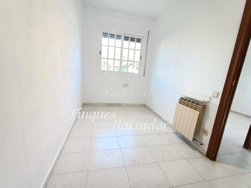 Foto e7711831-84d9-4504-8ba0-58d01f1ad39c. Casa adossada amb xemeneia calefacció aparcament piscina a Castelldefels