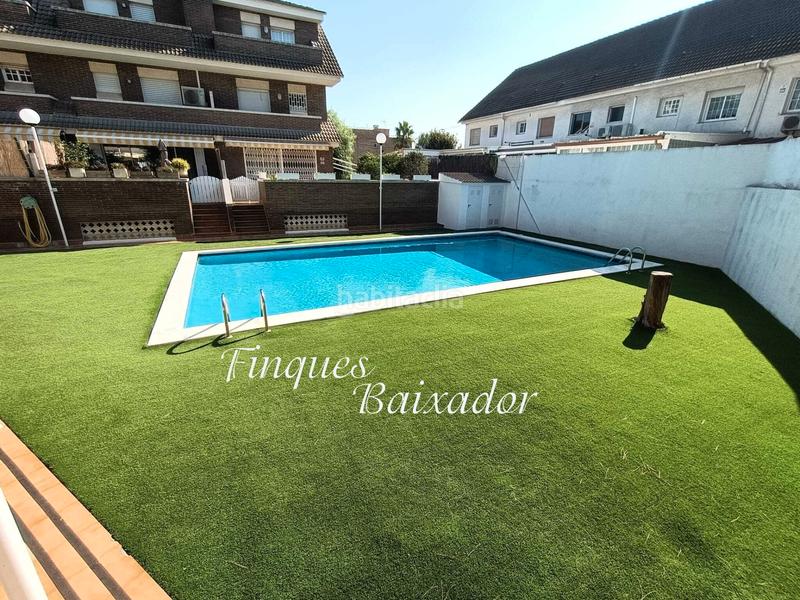 Foto f7847c4c-3de9-416d-831b-7ee87ca02466. Casa adossada amb xemeneia calefacció aparcament piscina a Castelldefels