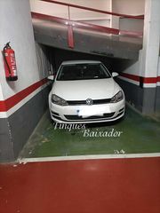 Aparcament cotxe a Carrer de juan de la cierva 19. ¡finques baixador presenta plaza de parking para coche, moto y t