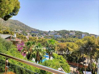Rent Semi detached house  Carrer gómez de la serna. ¡bonita casa adosada con 3 habitaciones y piscina comunitaria!