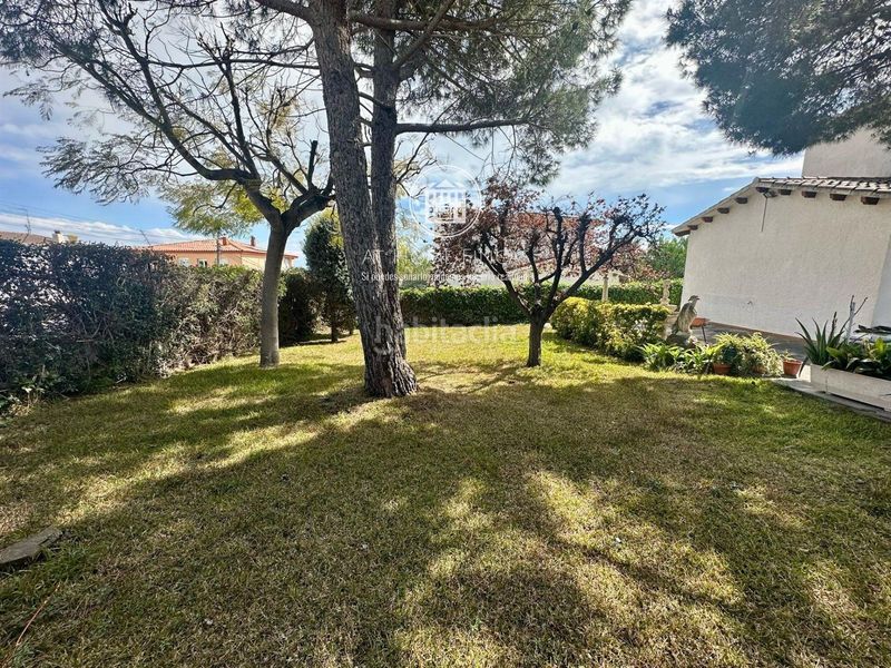 Foto 42f84248-491c-48f9-b9f8-d4e98c66f4a6. Xalet amb aparcament piscina a Els Masos - Els Garrofers Coma-ruga