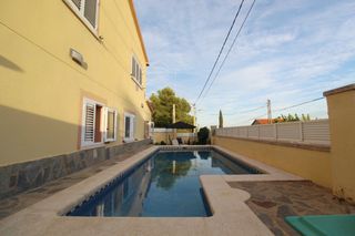 Casa en Bisbal del Penedès (La). Casa con piscina y barbacoa