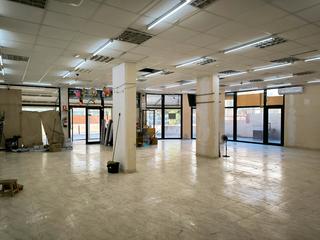 Lloguer Local Comercial  Carrer barcelona. Amplio local esquinero centro