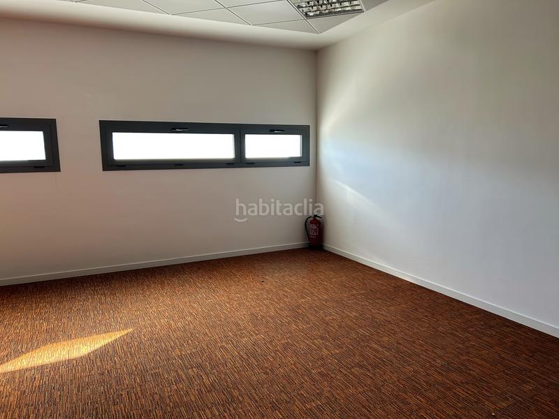 Foto d252eed1-d010-4401-9ab7-16a78358cb5a. Bureau dans Garrapinillos Zaragoza