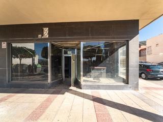 Local Comercial en Avenida Reyes de España